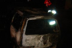 Nocna akcja strażaków w Krakowie. Spłonął samochód