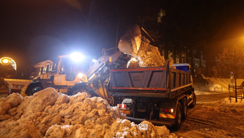Nocna akcja w Zakopanem. Ciężarówki wywożą śnieg