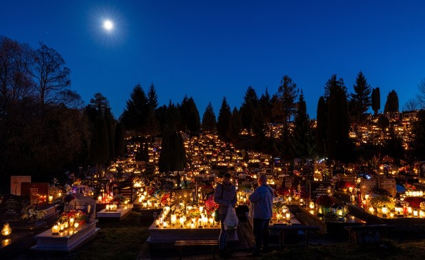 Nocna cisza i światło zniczy. Magia i zaduma we Wszystkich Świętych