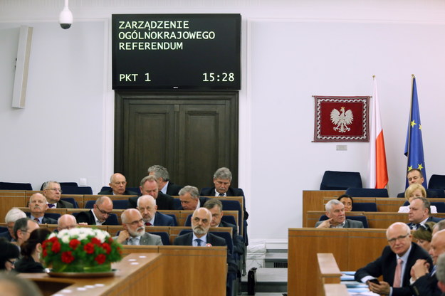 Nocna dyskusja w Senacie ws. JOW-ów /Tomasz Gzell /PAP