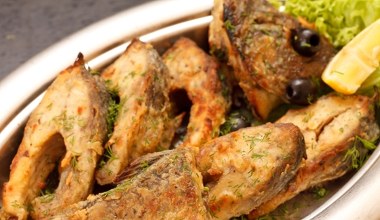 Nocna marynata do karpia. "Wyciąga" z ryby posmak mułu i sprawia, że jest krucha i aromatyczna