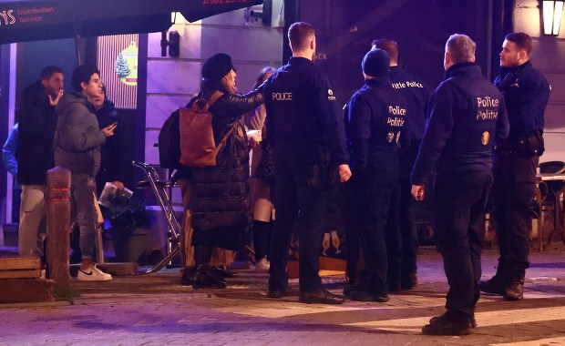Nocna obława w Brukseli. Policjanci ścigali uzbrojonych mężczyzn