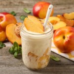 Nocna owsianka z brzoskwiniami. Nietypowy dodatek sprawia, że jest pożywniejsza