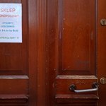 Nocna prohibicja na celowniku. Przedsiębiorcy idą do sądu i obchodzą zakaz
