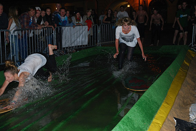 Nocna zabawa w wodzie /fot. Biuro Prasowe Festiwalu FCF 2011 /