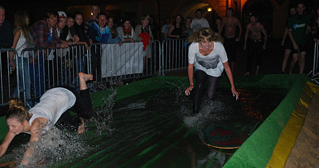 Nocna zabawa w wodzie /fot. Biuro Prasowe Festiwalu FCF 2011 /