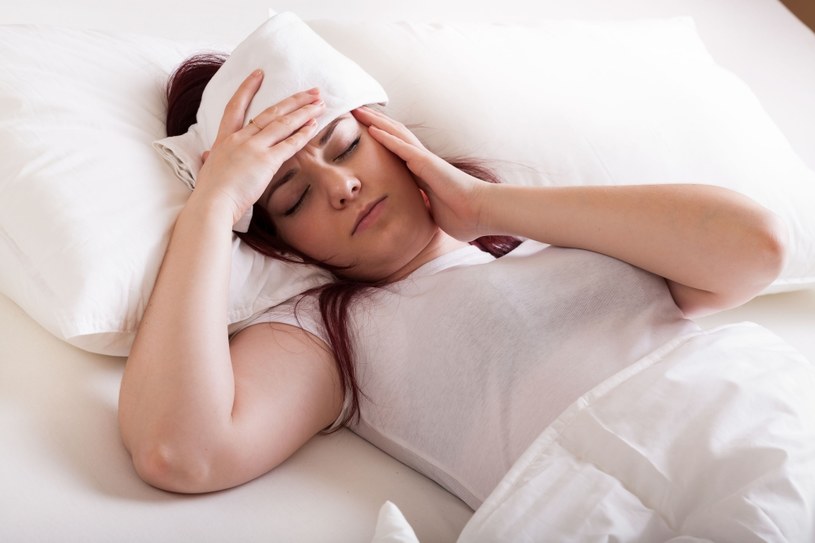 Nocne bóle głowy lub ataki z samego rana są często odzwierciedleniem zaburzeń snu /123RF/PICSEL