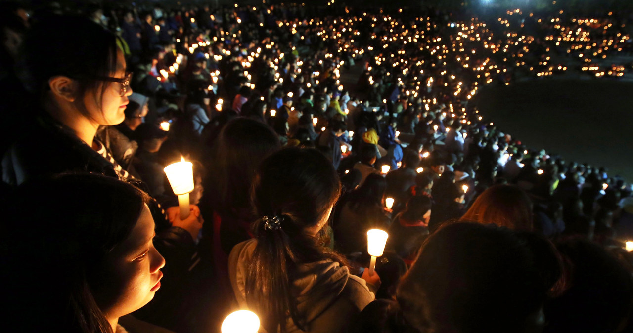 Nocne czuwanie, którego uczestnicy modlili się, by służbom ratunkowym udało się znaleźć zaginionych pasażerów /Getty Images