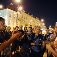 Przeciwnicy i zwolennicy przeniesienia harcerskiego krzyża sprzed Pałacu Prezydenckiego dyskutują w nocy