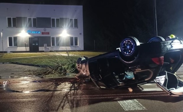 Nocne dachowanie tuż obok komisariatu. Kierowca bmw był pijany