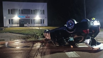 Nocne dachowanie tuż obok komisariatu. Kierowca bmw był pijany
