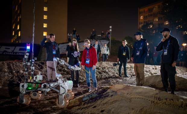 Nocne łazikowanie po marsjańskim torze w Kielcach