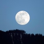 spadające gwiazdy Nocne niebo pełne atrakcji. Największy rój meteorów i Zimny Księżyc już w grudniu