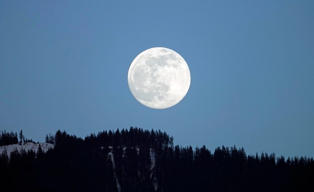 Nocne niebo pełne atrakcji. Największy rój meteorów i Zimny Księżyc już w grudniu