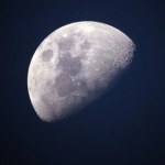 Nocne niebo się zmieni. Księżyc zbliży się do jasnego punktu