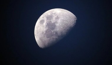 Nocne niebo się zmieni. Księżyc zbliży się do jasnego punktu