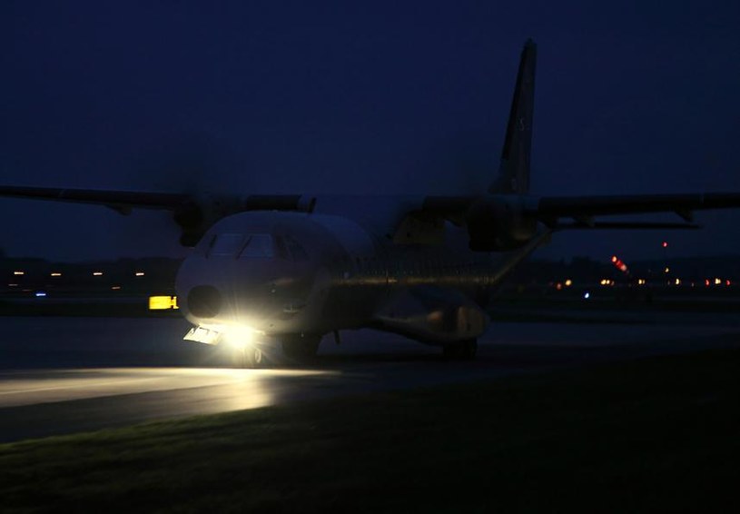 Nocne operacje wykonuje się z całkowicie zaciemnionego lotniska /Bartek Bera /INTERIA.PL
