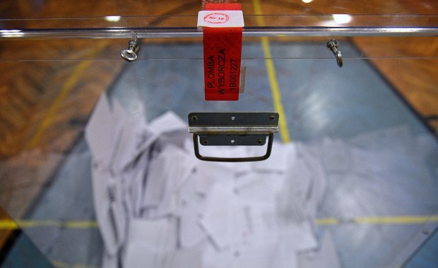 Nocne poszukiwania tuszu do drukarki, skupowanie znaczków z okolicy. Polskie konsulaty nie były przygotowane do wyborów