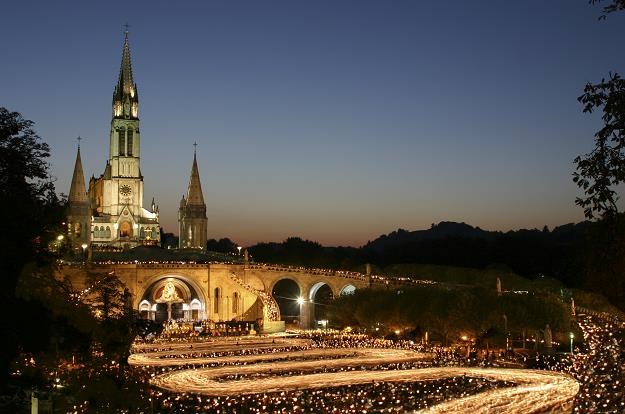 Nocne pożegnanie z sanktuarium w Lourdes /Informacja prasowa