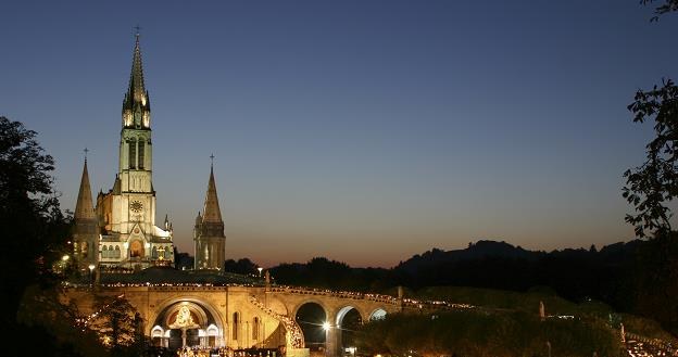 Nocne pożegnanie z sanktuarium w Lourdes /Informacja prasowa