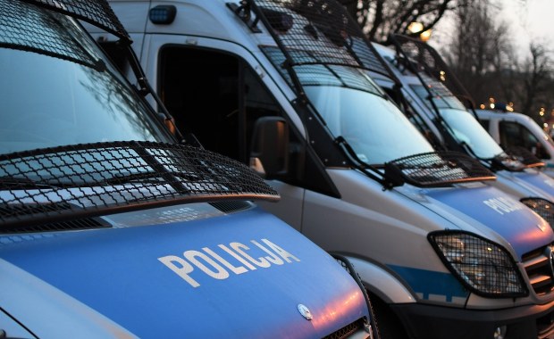 Nocne starcia pseudokibiców z policją w Kutnie. Jest dwóch rannych