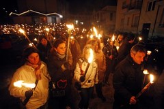 Nocne uroczystości uczczenia pamięci ofiar kataklizmu w L'Aquili w środkowych Włoszech