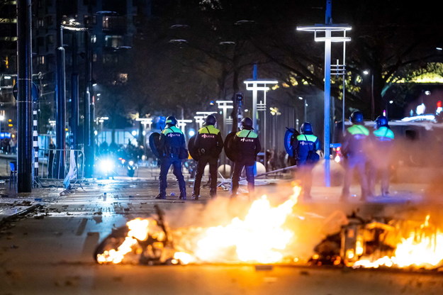 Nocne zamieszki w Rotterdamie /VLN NIEUWS /PAP/EPA