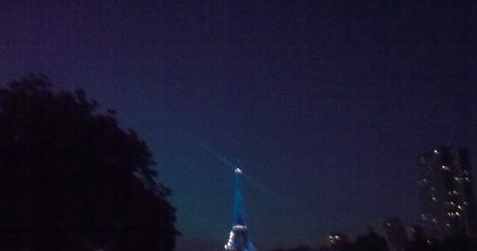 Nocne zdjęcie Paryża wykonane Navigatorem. Jakość zdjęć jest dobra. /INTERIA.PL