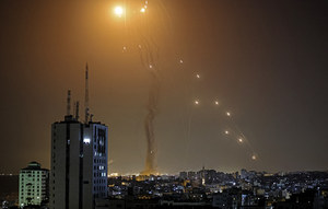 Night fire.  Media: Syria fires Israeli rockets