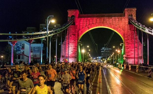 ​Nocny półmaraton we Wrocławiu. Rekordowa liczba biegaczy, spore utrudnienia