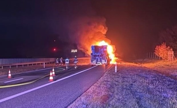 Nocny pożar dźwigu i blokada na A1