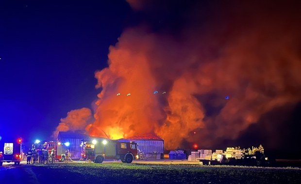 Nocny pożar hali produkcyjnej. Straty są wielomilionowe