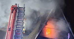 Nocny pożar hotelu w Wielkopolsce. Kilkudziesięciu strażaków walczy z ogniem