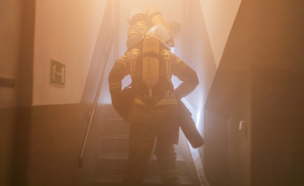 Nocny pożar pod Warszawą. Ucierpiały dwie osoby, lądował LPR