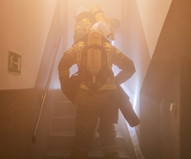 Nocny pożar pod Warszawą. Ucierpiały dwie osoby, lądował LPR