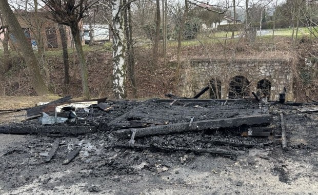 Nocny pożar przy kąpielisku w Trzebini. Burmistrz mówi o podpaleniu