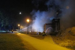 Nocny pożar w Krakowie: Spłonęła konstrukcja tężni solankowej przy Zalewie Nowohuckim