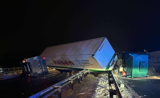 Nocny wypadek na S7. Dwie ciężarówki zablokowały drogę