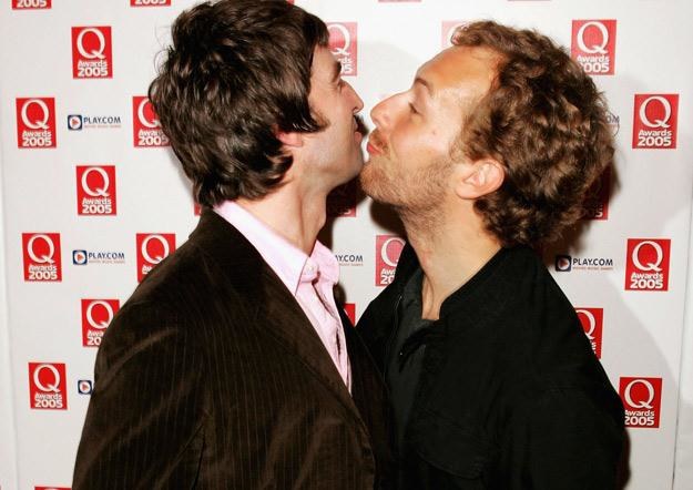 Noel Gallagher i Chris Martin dają sobie buzi w 2005 roku - fot. Dave Hogan /Getty Images/Flash Press Media