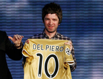 Noel Gallagher z koszulką Del Piero fot. Vittorio Zunino Celotto /Getty Images/Flash Press Media