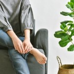 Noga na nodze. Wygodny nawyk czy realne zagrożenie dla zdrowia?