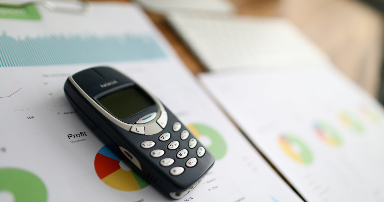 Nokia 3310, symbol niezniszczalności i niezawodności, może kosztować od kilkuset do ponad tysiąca złotych, o ile znajduje się w dobrym stanie. /©kuprevich /123RF/PICSEL