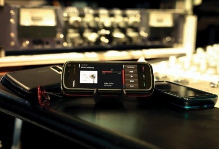 Nokia 5800 - sztandardowy telefon usługi Comes with Music /materiały prasowe
