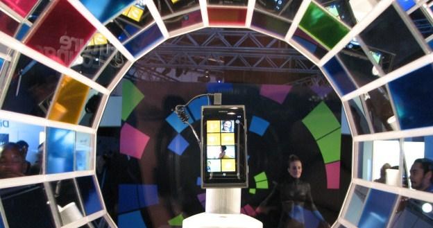 Nokia Lumia 800 na Windows Phone - czy ten telefon uratuje fińską firmę /INTERIA.PL