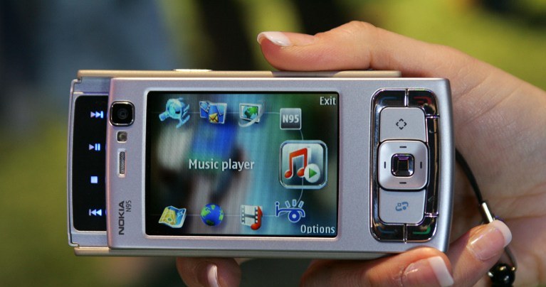 Nokia N95 - w 2007 roku każdy w Polsce marzył o tym niesamowitym telefonie /AFP