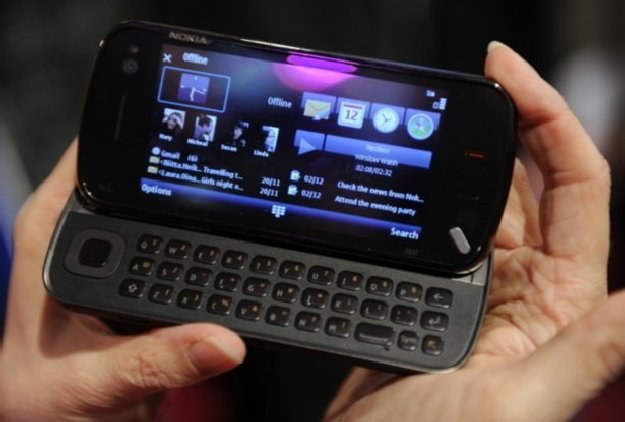 Nokia N97 - jeden z przykładów tego, że Symbian odstaje technologicznie od Androida /AFP