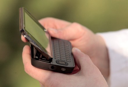 Nokia N97 - użytkownicy coraz częściej chcą kupić telefon samemu, a nie korzystając z gotowych ofert /materiały prasowe