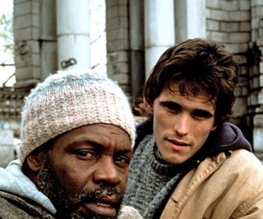 Nominację do nagrody Emmy przyniosła Gloverowi w 1987 roku tytułowa rola w telewizyjnym dramacie o życiu Nelsona Mandeli; aktora mogliśmy również oglądać w reżyserskim debiucie Morgana Freemana "Bopha!" oraz u boku Matta Dillona w "Świętym z Fortu Washington" (na zdjęciu).