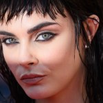 Nonszalancki makijaż z lat 90. znowu jest na topie. Jak nosić grunge make-up?