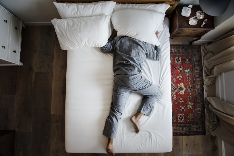 Nootropy często powodują problemy ze snem, co skutkuje osłabieniem i brakiem koncentracji - efekt jest więc odwrotny do zamierzonego /123RF/PICSEL